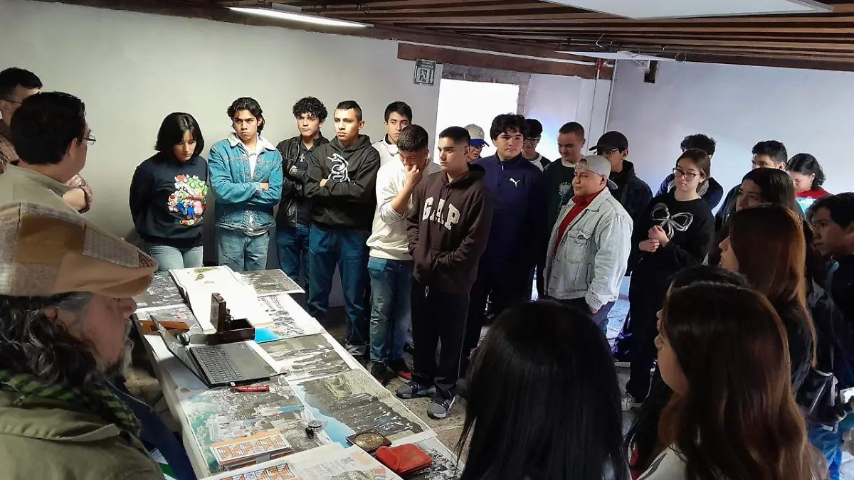 Jóvenes durante una charla de la UNAM